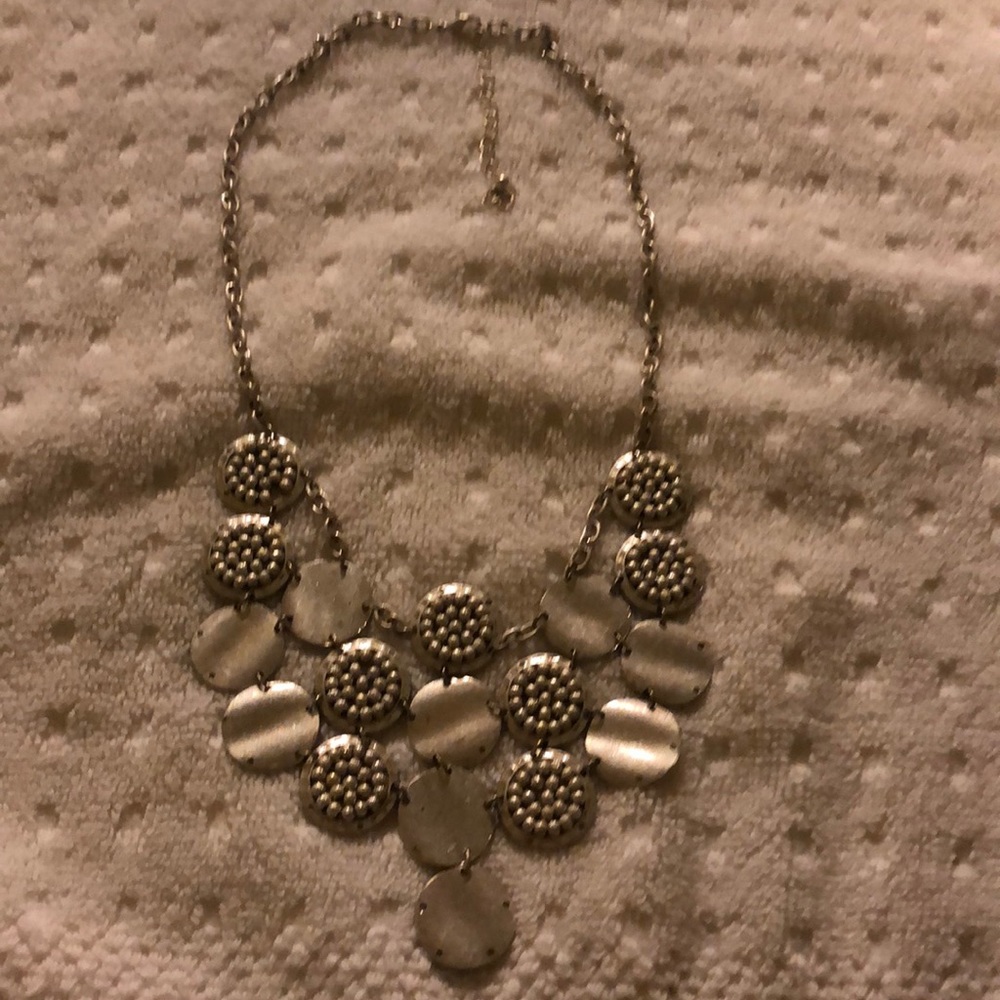 A sliver necklace with no earrings